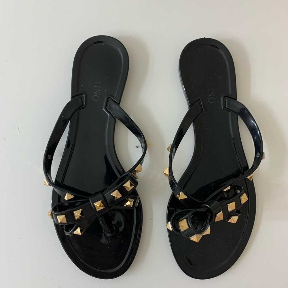 Black jelly sandals